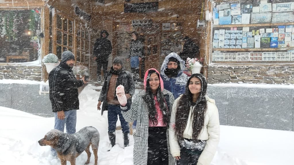 Tourists rejoice amidst snowfall in the tourist city