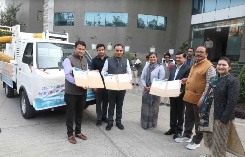 एमओयू पर उच्च अधिकारियों के हस्ताक्षर।