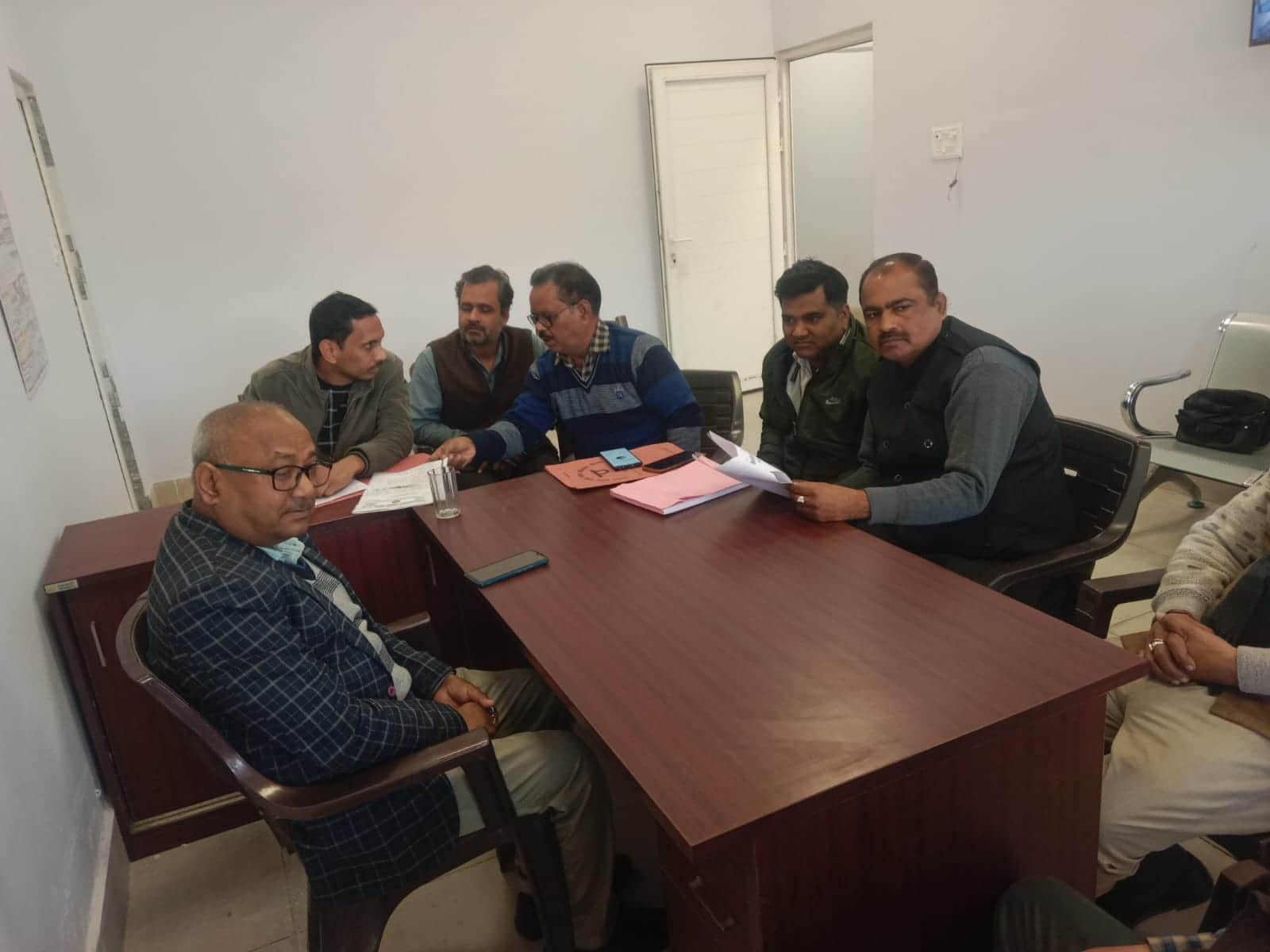 शाहजहांपुर में एआरएम को ज्ञापन देते रोडवेज कर्मचारी संयुक्त परिषद के पदाधिकारी के पदाधिकारी। 