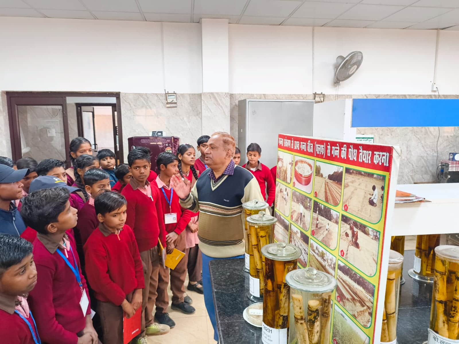 शाहजहांपुर में गन्ना शोध परिषद में जानकारी लेते पीएमश्री स्कूल के छात्र-छात्राएं। स्रोत: शिक्ष