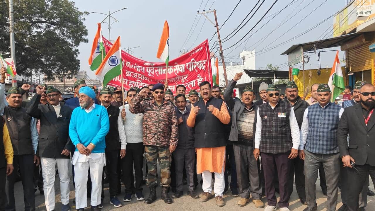 शाहजहांपुर में नेता जी सुभाष चंद्र बोस की जयंती पर रैली निकालते युवा चेतना मंच के पदाधिकारी। स