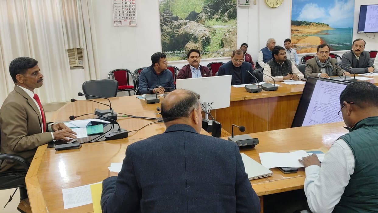 Make the city roads pothole-free within a month: Divisional Commissioner