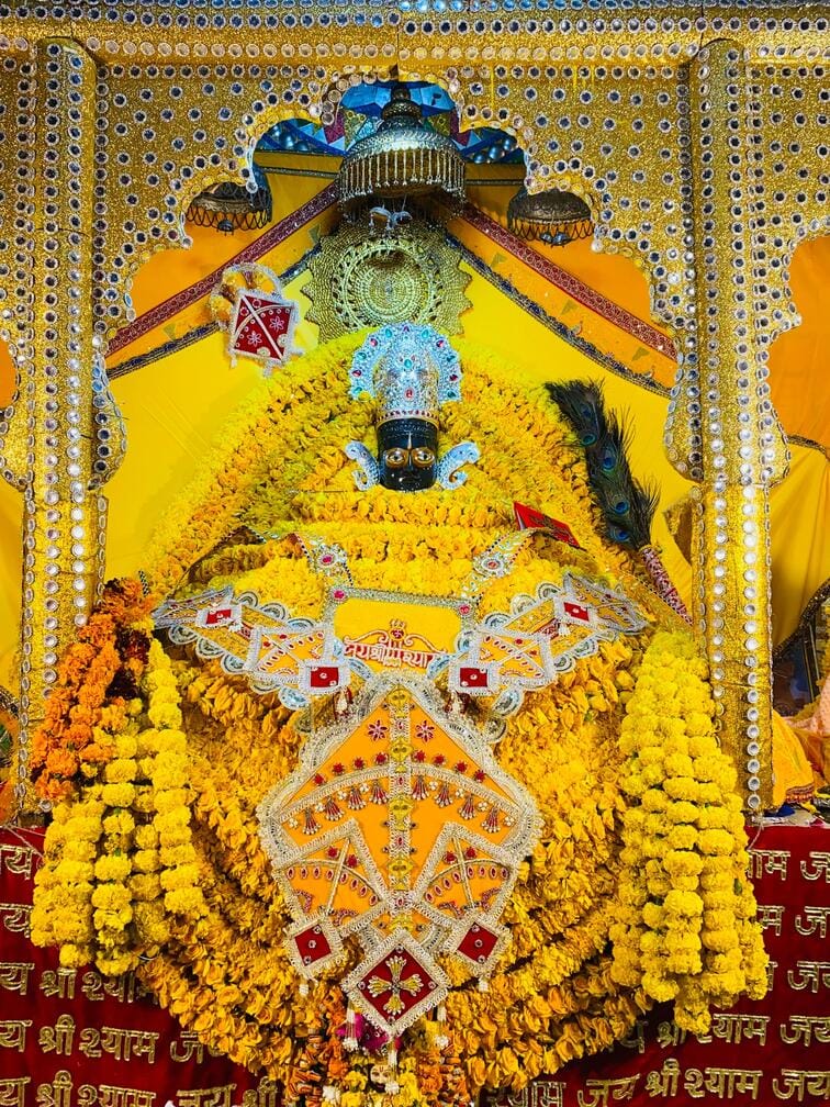 Baba Shyam's Pitambari clothes were given to the devotees on Vasant Panchami.