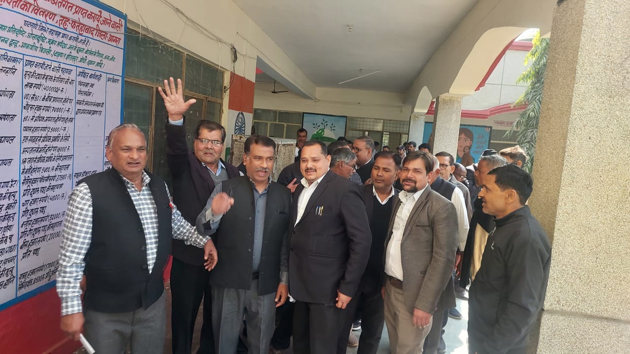 Lawyers protested against the Tehsildar