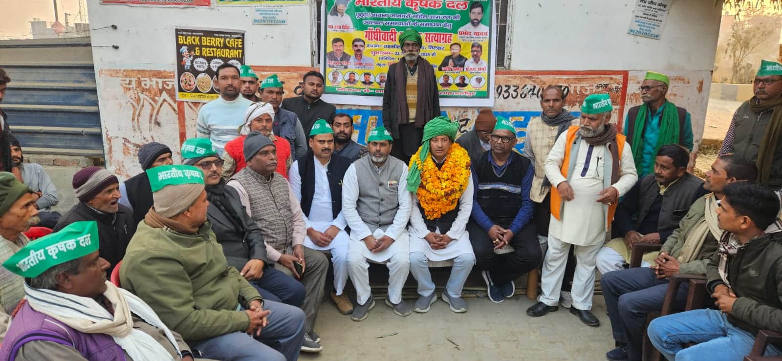 तिलहर में बृहस्पतिवार को धरनास्थल पर मौजूद भाकृद कार्यकर्ता। संवाद