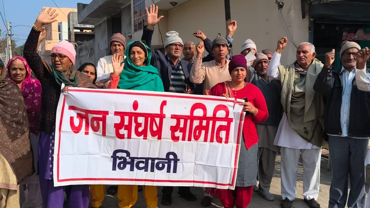 Water supply has been disrupted for a week due to a broken pipeline; people staged a protest and chanted slogans.
