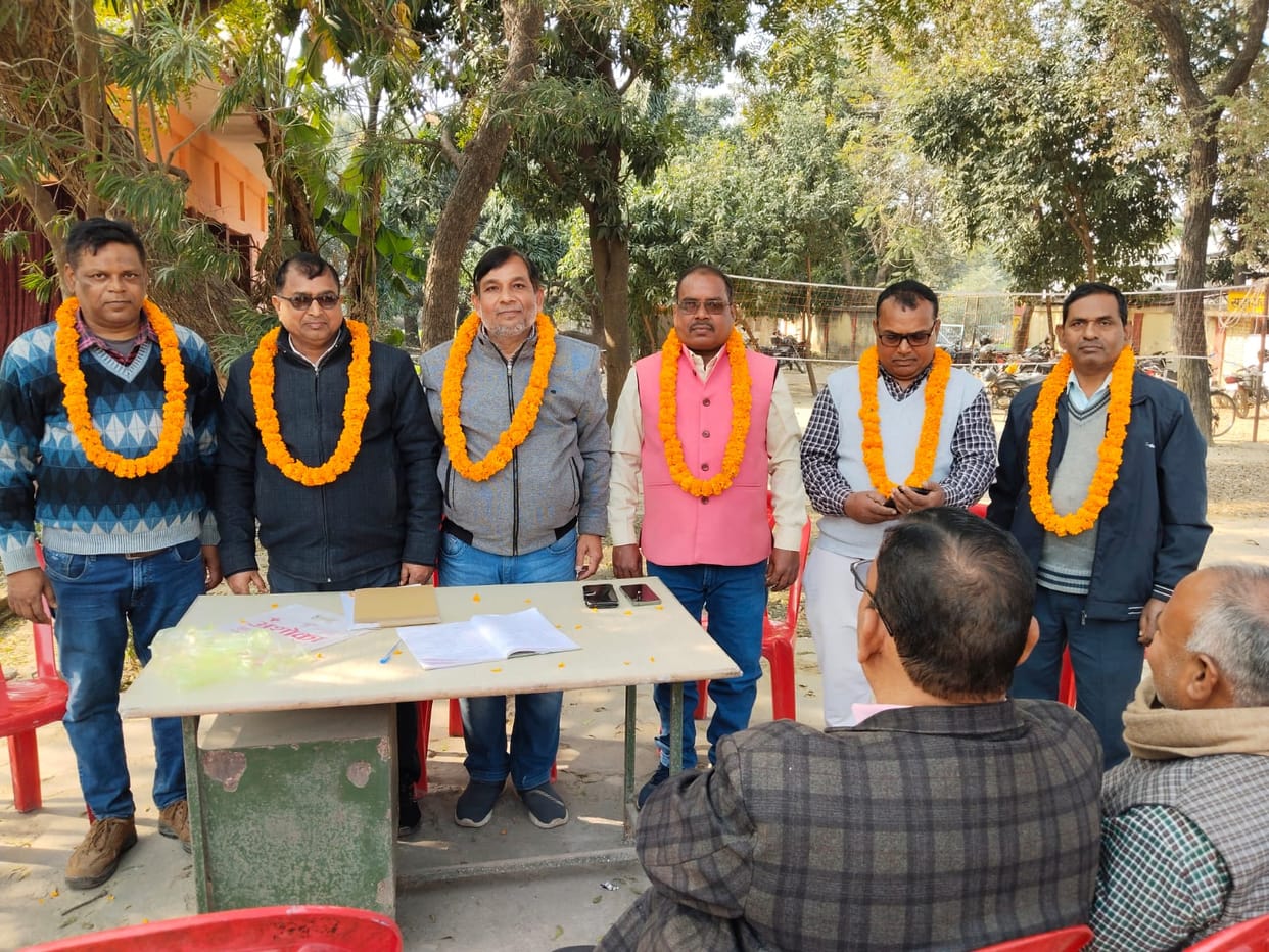 Ashok became the president of Tubewell Technical Employees Association and Awadhesh became the minister.