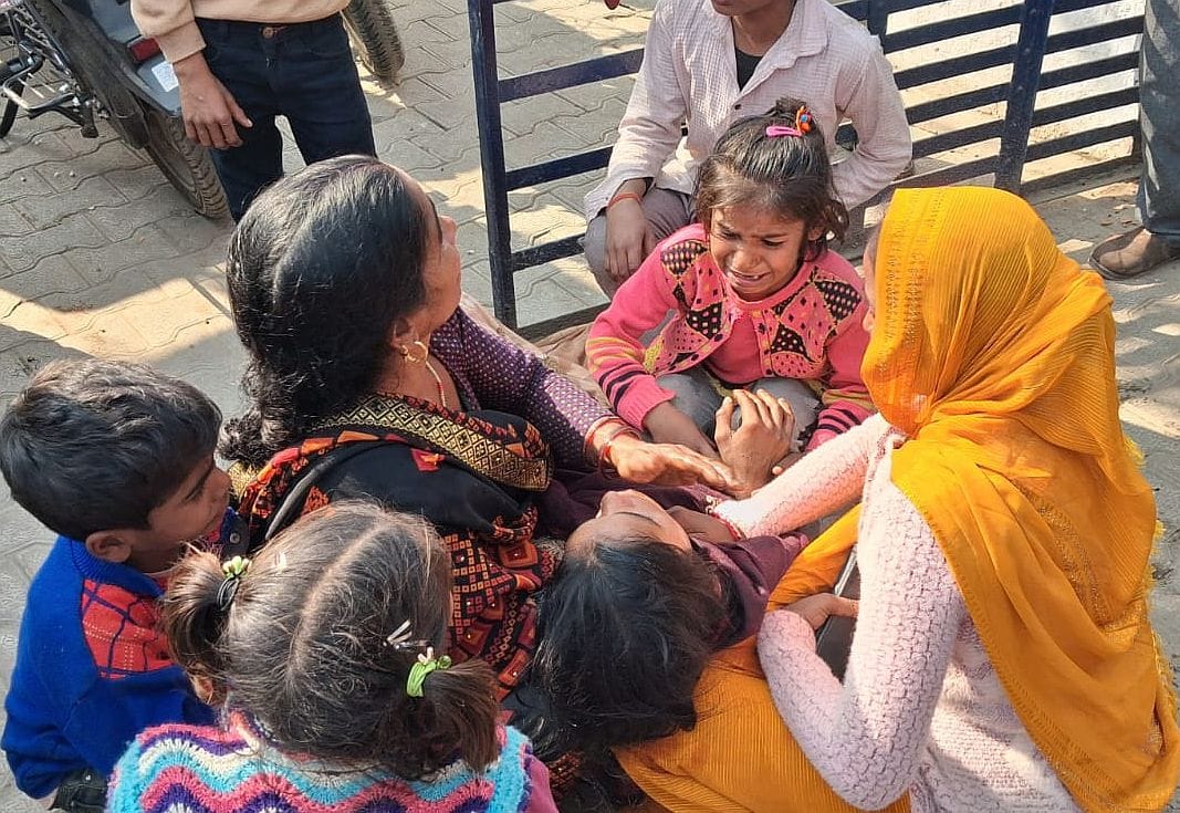 The woman fainted at the police station gate after failing to get justice despite repeatedly visiting the station.
