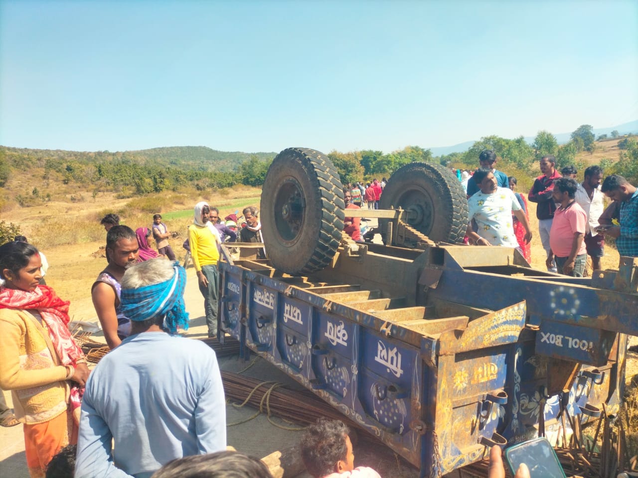 दुर्घटना के बाद मौके पर बचाव के लिए पहुंचे हुए लोग