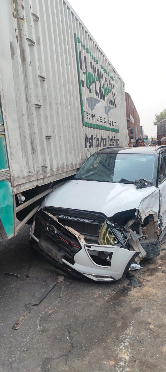 Car rams into container, Gwalior highway blocked for three hours