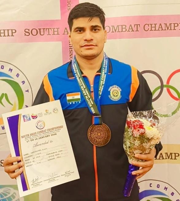 Dharmendra of Kirawali defeated the wrestler from Pakistan.