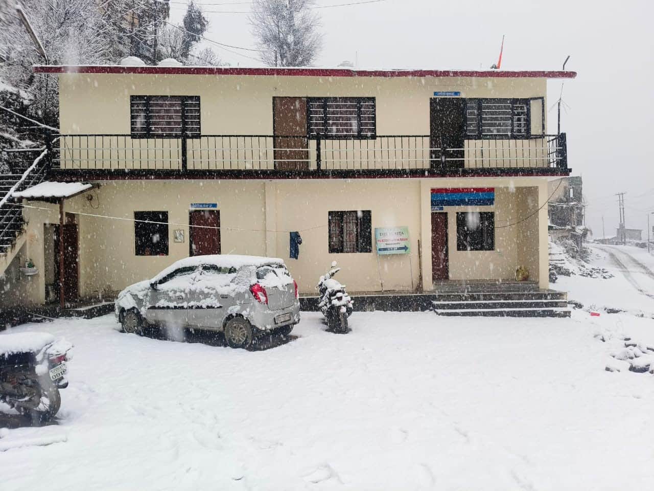 उत्तरकाशी के जानकीचट्टी में पड़ी बर्फ की चादर। स्रोत पुलिस