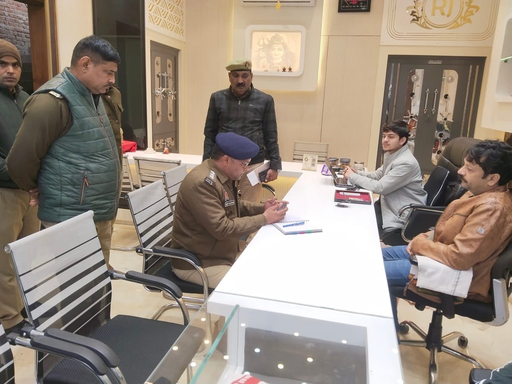Jewellery and cash worth lakhs stolen from jewellery showroom
