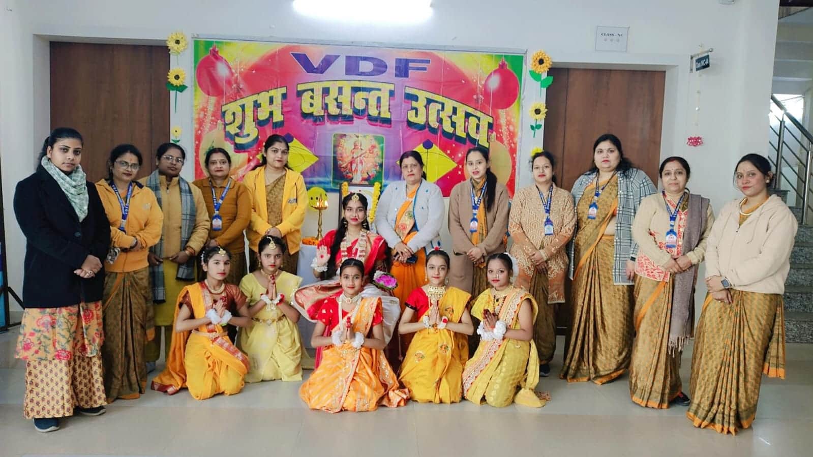 वीडीएफ कांवेंट में वसंत पंचमी पर कार्यक्रम प्रस्तुत करतीं छात्राएं। स्रोत: स्कूल