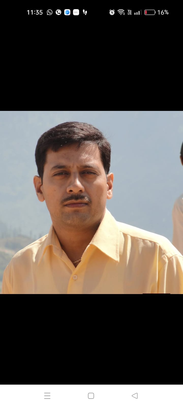 Car turns into a ball of fire, LIC agent burnt alive