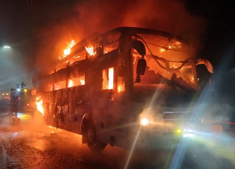 Fire breaks out in a double-decker bus on the expressway;