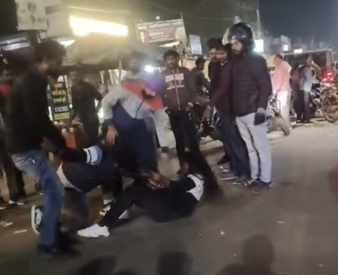 Shopkeepers chased and beat a young woman on the highway over a monetary dispute.