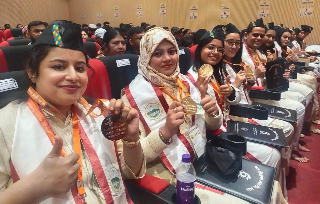 08-दीक्षांत समारोह में गोल्ड मेडल पाकर खुश होती छात्राए।संवाद