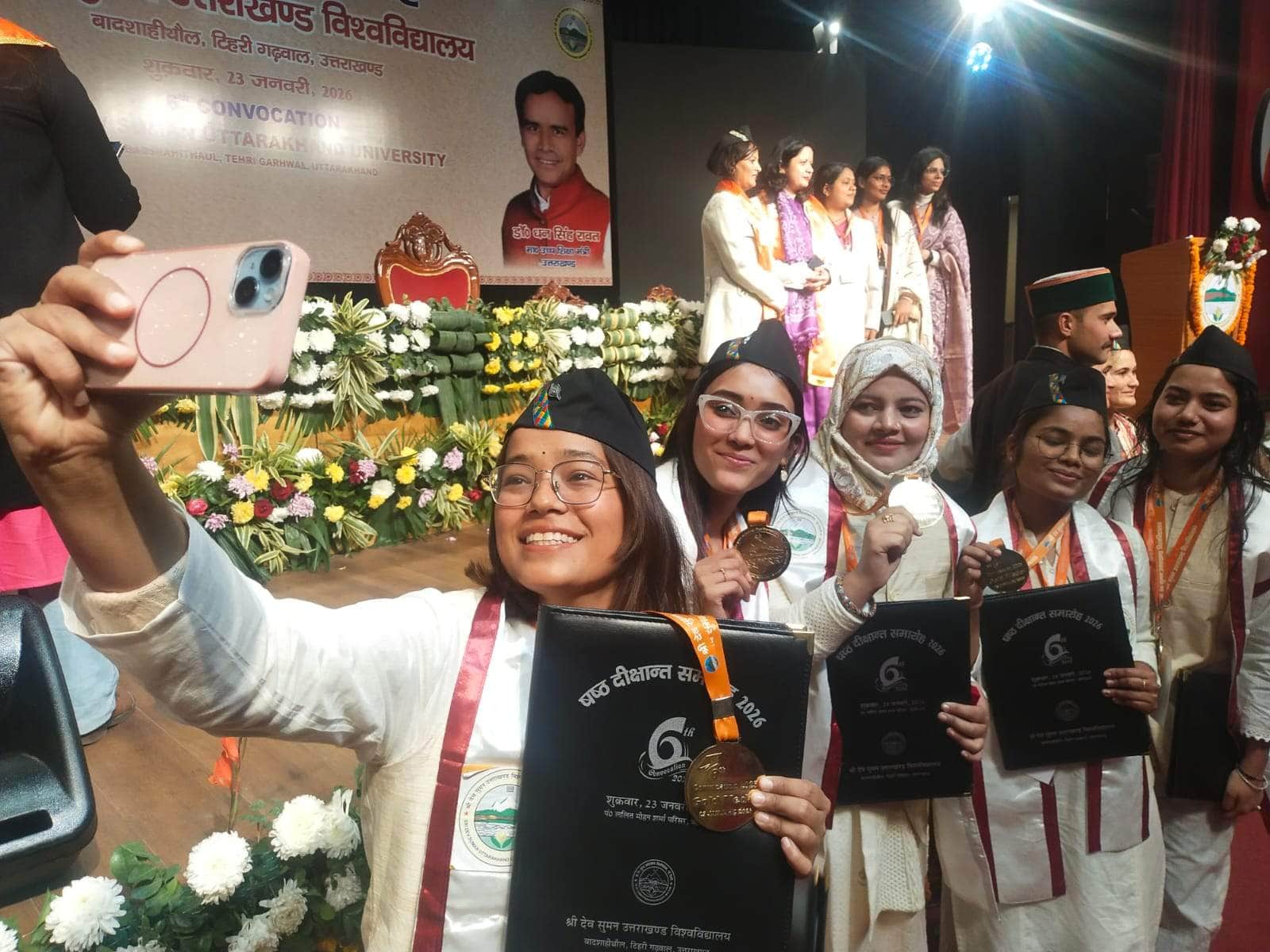 15- दीक्षांत समारोह में डिग्री के साथ सेल्फी लेकर खुशी का इजहार करती छात्राए।संवाद