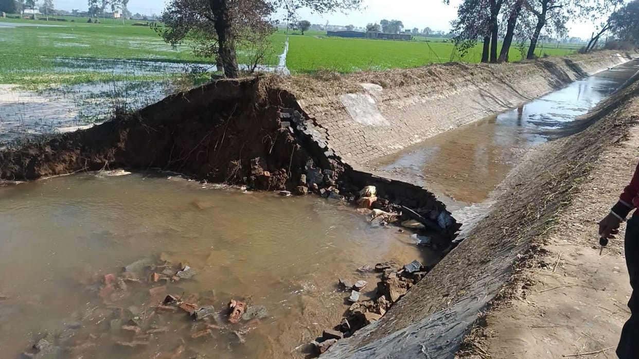 The canal broke for the second time in 15 days, water filled the fields in Sulhera.