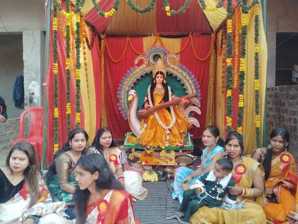 अकबरपुर के पटेलनगर स्थित एक निजी विद्यालय में बसंत पंचमी के अवसर पर शुक्रवार को सरस्वती पूजा क