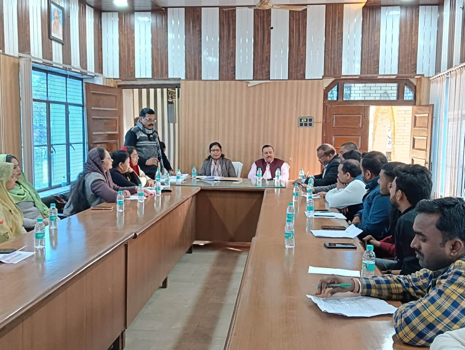 अनूपशहर नगर पालिका की बोर्ड बैठक में शामिल अध्यक्ष, अधिकारी व सभासद। संवाद