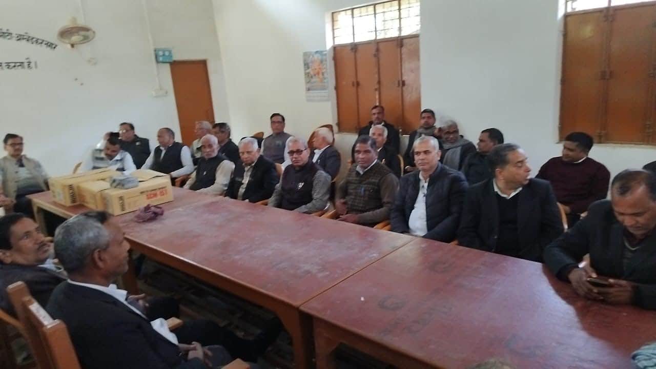 भीटी तहसील में शुक्रवार को एसडीएम की कार्यशेली से नाराज अधिवक्ता बैठक करते हुए। संवाद