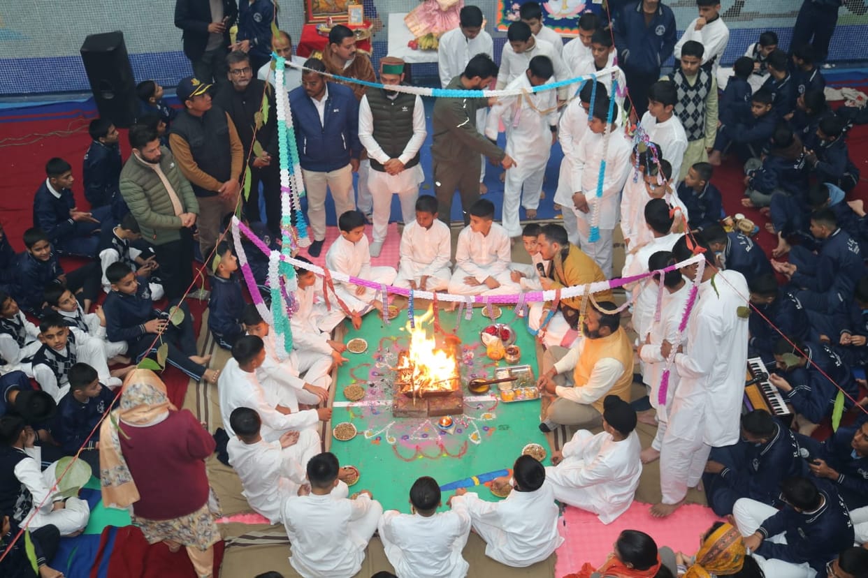 Praises were given to Goddess Saraswati with havan and yagya.