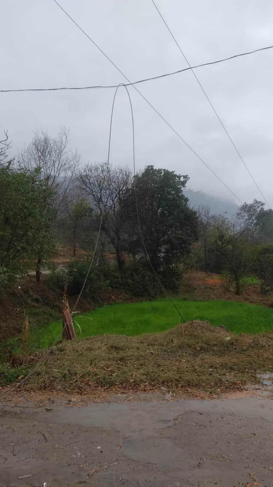 बड़सर में बिजली की तारें टूटी। स्रोत : बिजली बोर्ड