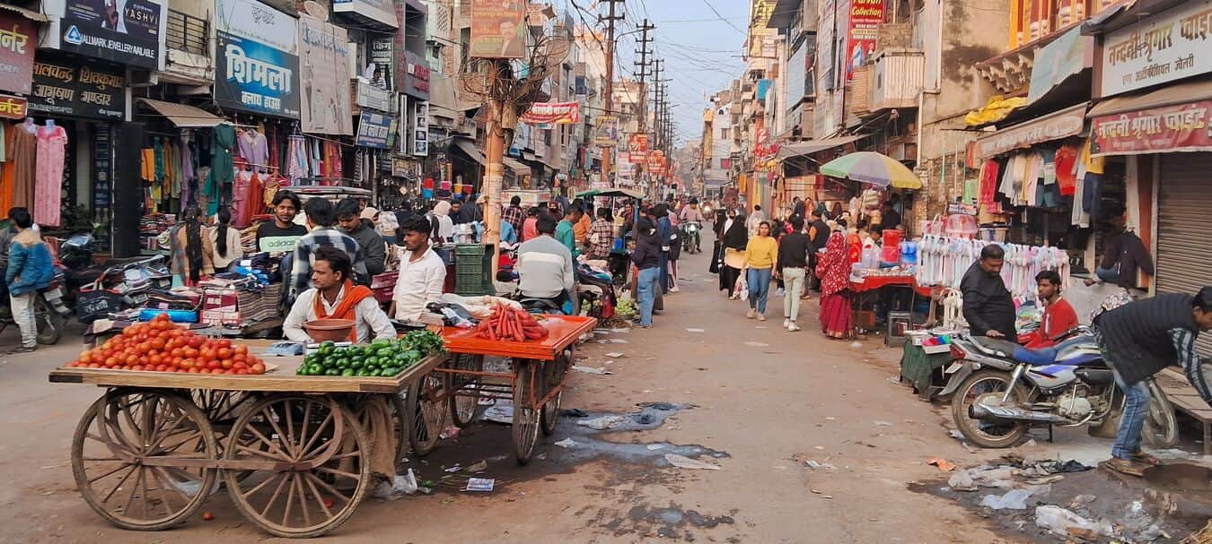 चौक से गल्लामंडी मार्ग पर दुकानें सजने से संकरी हुई सड़क। संवाद