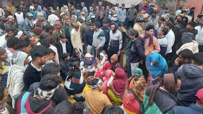 Watchman murdered, body thrown into Yamuna; traffic jam, protests ensue.