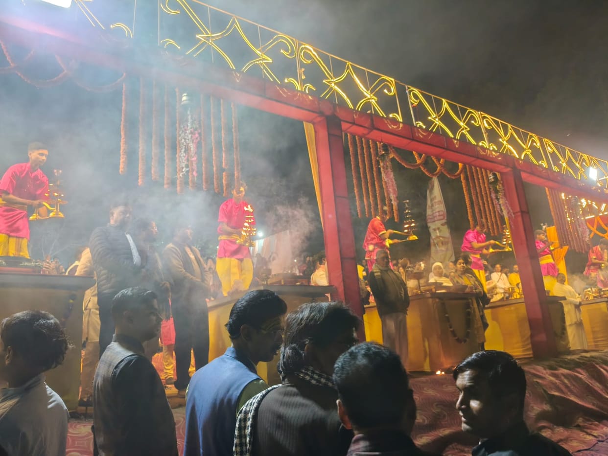 Ganga Aarti started with the chanting of Har Har Ganga at Kila Ghat.