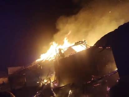 Mandla News: A massive fire broke out in a कच्चा (mud) house in Dudwa Khapa.