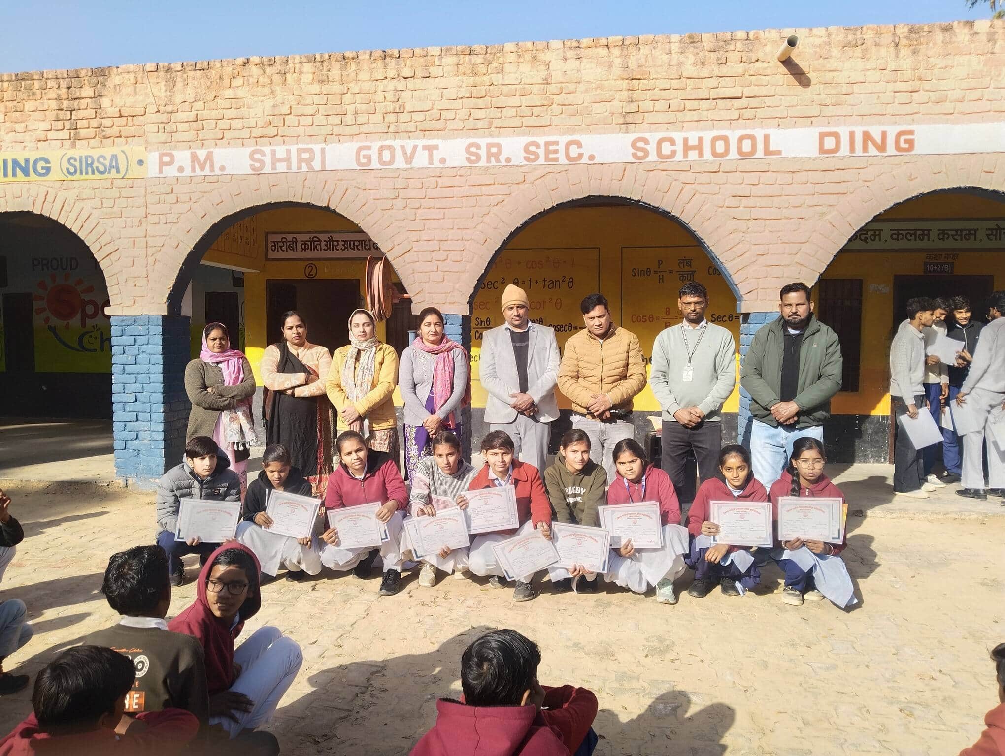 डिंग मंडी ।पीएमश्री राजकीय वरिष्ठ माध्यमिक विद्यालय में छात्राओं को सम्मानित करते हुए स्कूल प्र