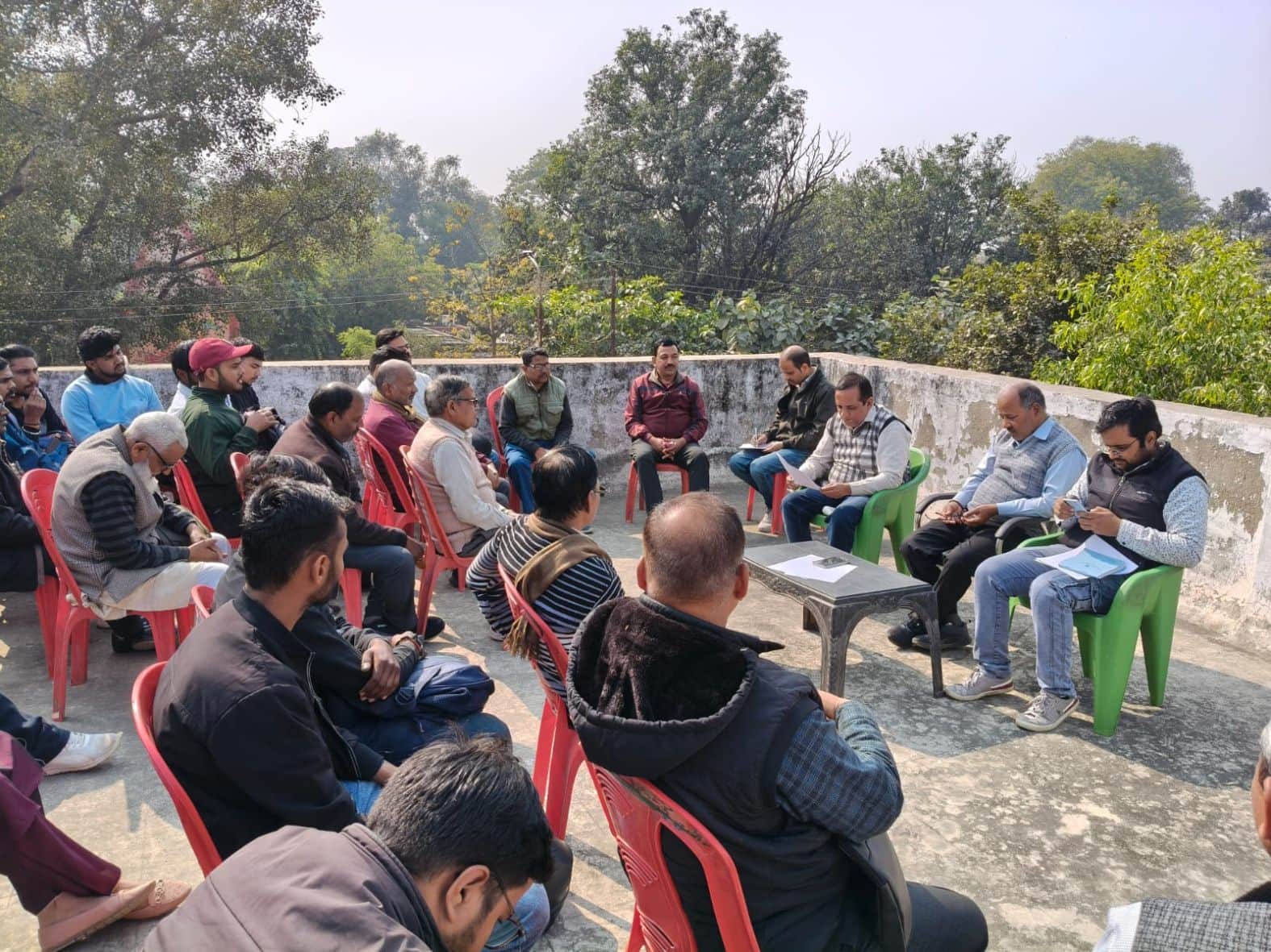 डाकघर में कर्मचारियों के साथ बैठक करते अधीक्षक। स्रोत- विभाग