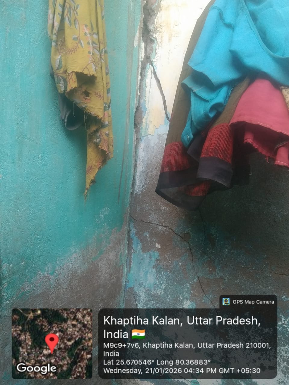 Due to negligence of Jal Jeevan Mission, water entered the farmer's house, the wall cracked.