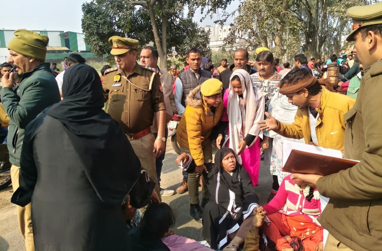 Mechanic dies of burn injuries due to electric shock, family members block road with body