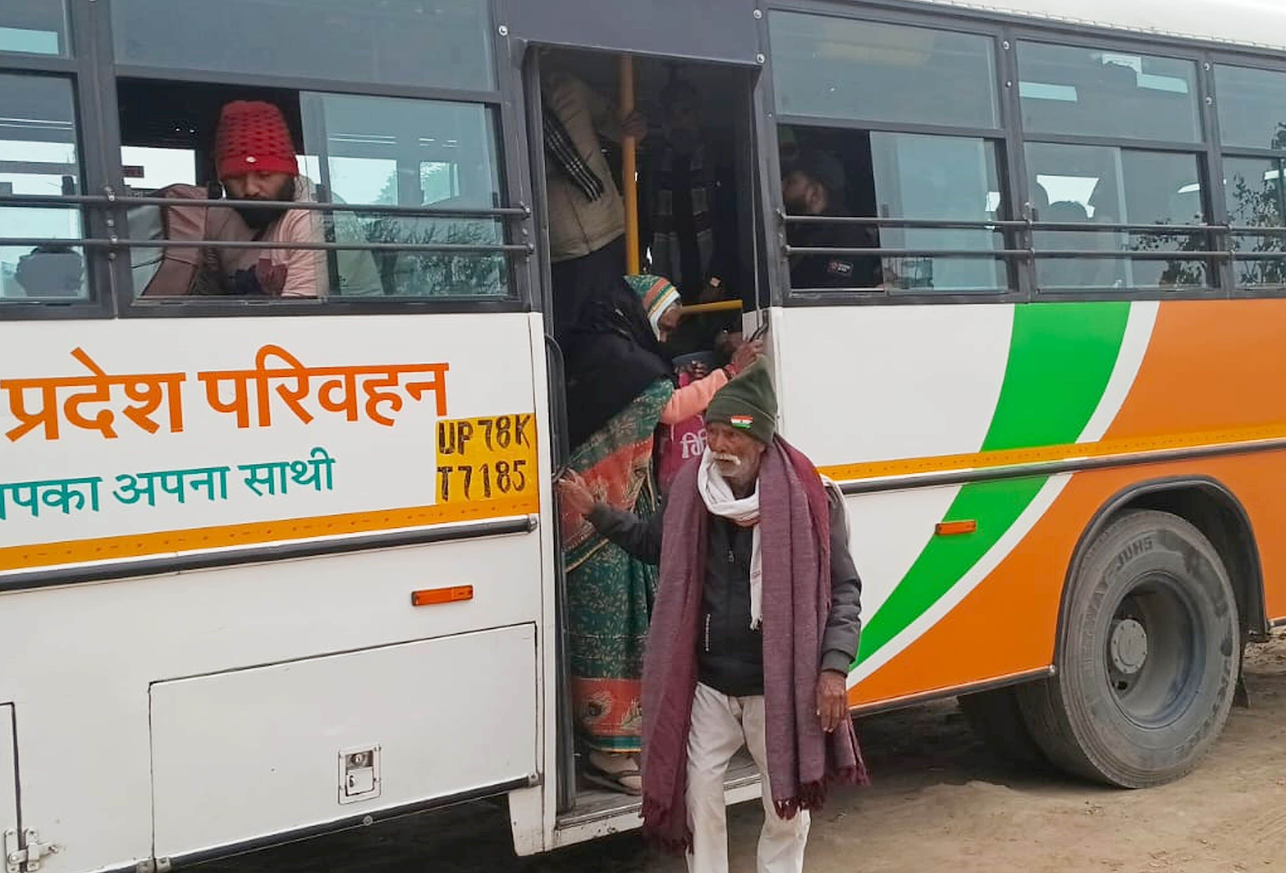 फोटो-18-कार्यशाला से रोडवेज बसों में सवार होते यात्री। संवाद