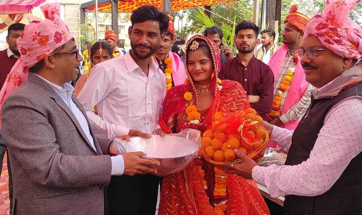 फोटो 23 एमएएचपी 19 परिचय-नवदंपती जोड़ों को उपहार व मिष्ठान भेंट करते सीडीओ बलराम कुमार। संवाद