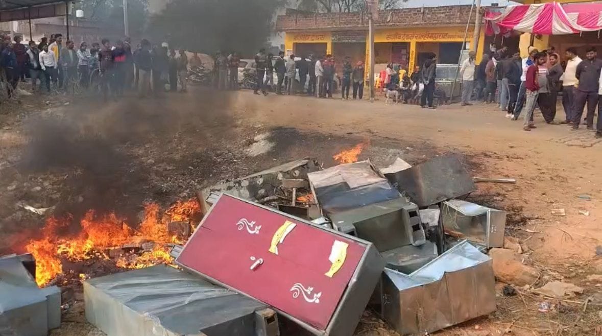 Sloganeering was done by placing the body in front of the shop, then the last rites were performed