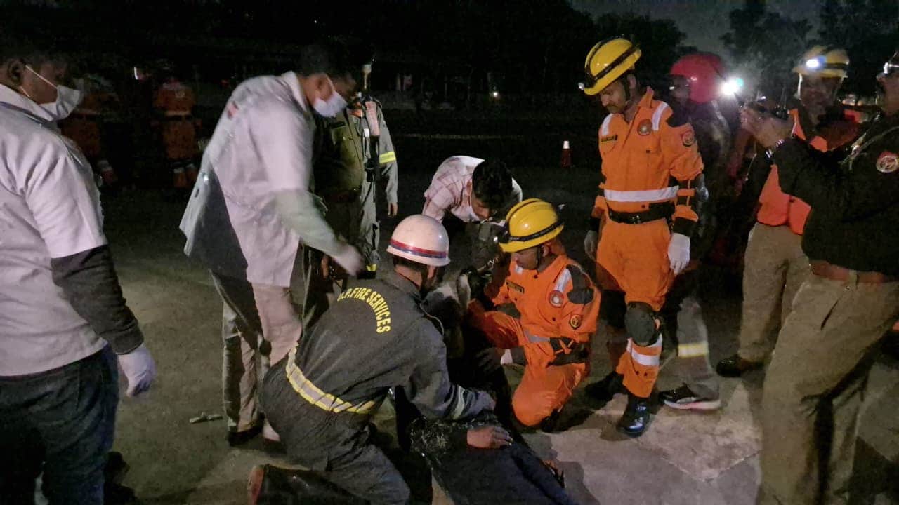 फोटो - 26 ब्लैकआउट मॉकड्रिल में घायल को ले जाते सुरक्षा कर्मी। संवाद