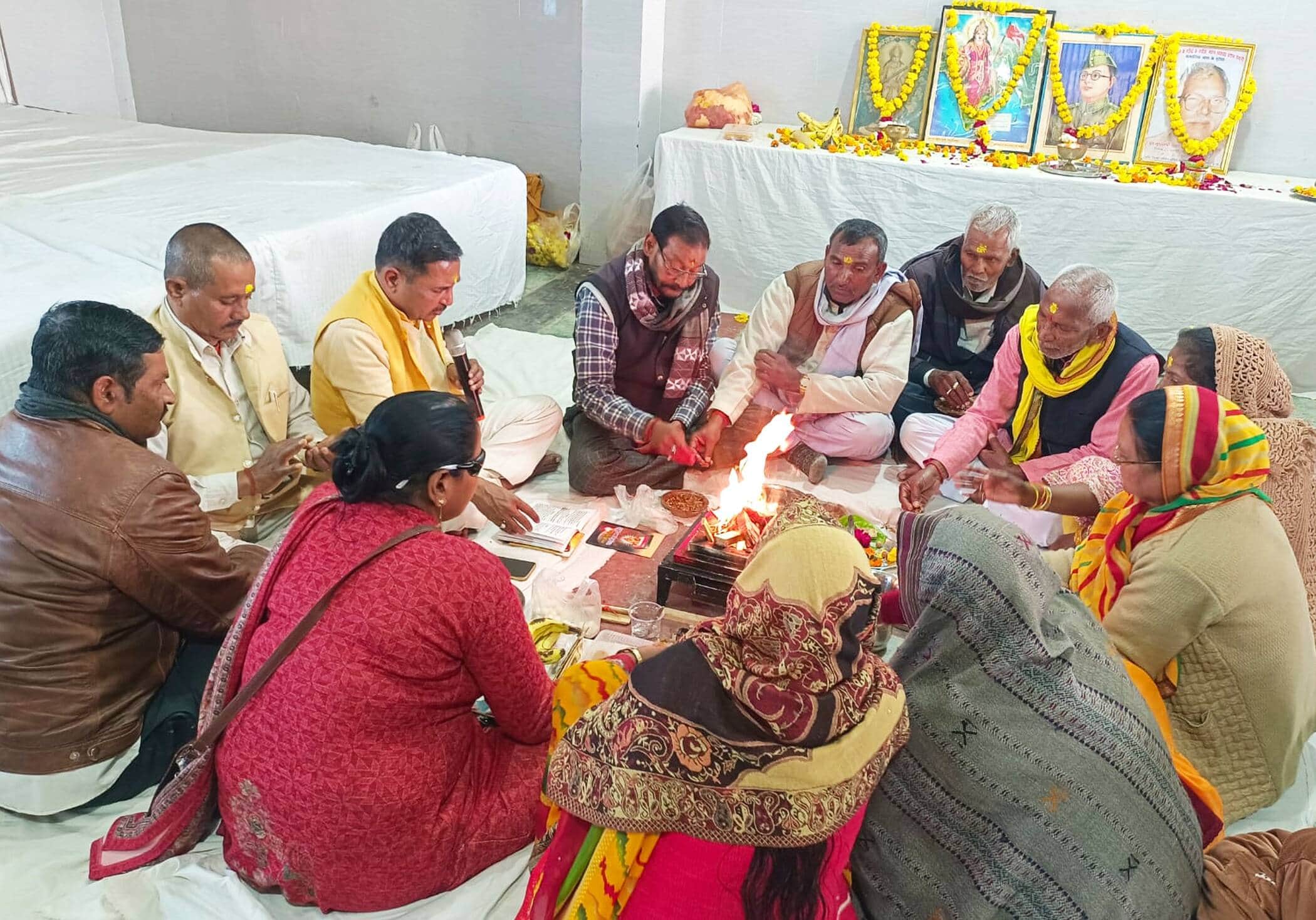 फोटो-27-जयरामनगर स्थित गेस्ट हाउस में हवन पूजन करले लोग। संवाद
