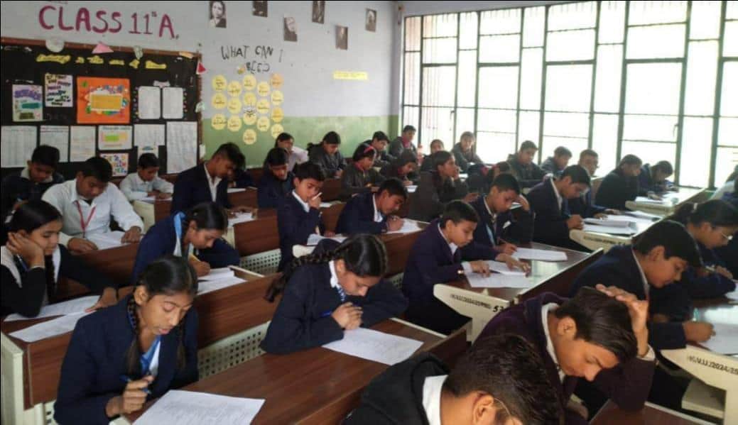 फोटो- 27-केंद्रीय विद्यालय में प्रश्नोत्तरी परीक्षा देते छात्र-छात्राएं। स्रोत: शिक्षक