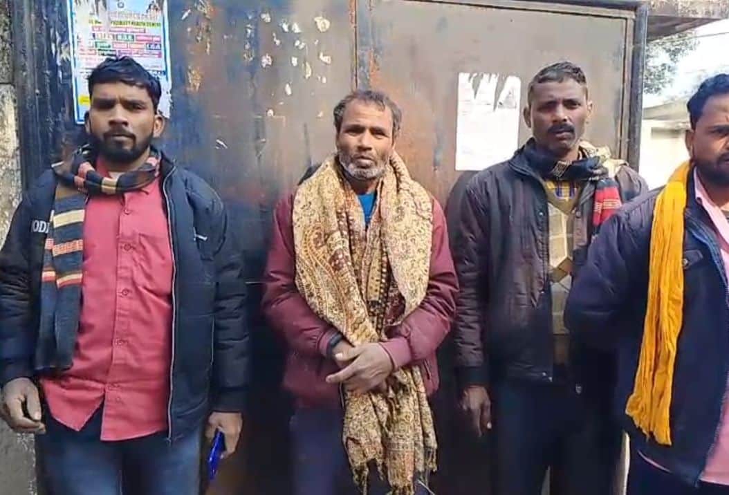 फोटो-36- पोस्टमार्टम हाउस में जानकारी देते पवन कुमार के पिता सियराम और अन्य परिजन। संवाद