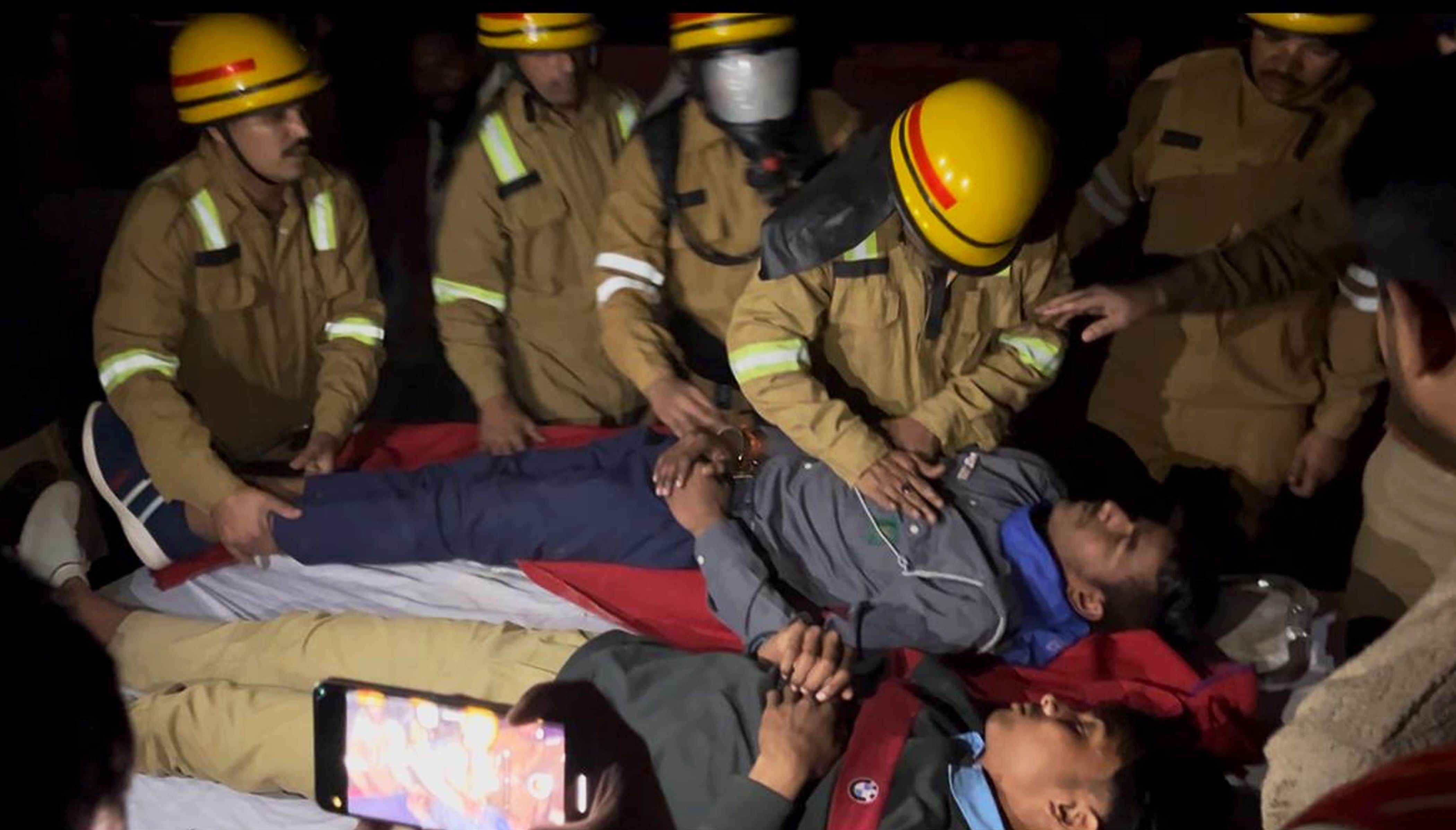 फोटो-40-राजकीय इंटर कालेज में रात को मॉकड्रिल करते दमकल कर्मी। स्रोत सूचना