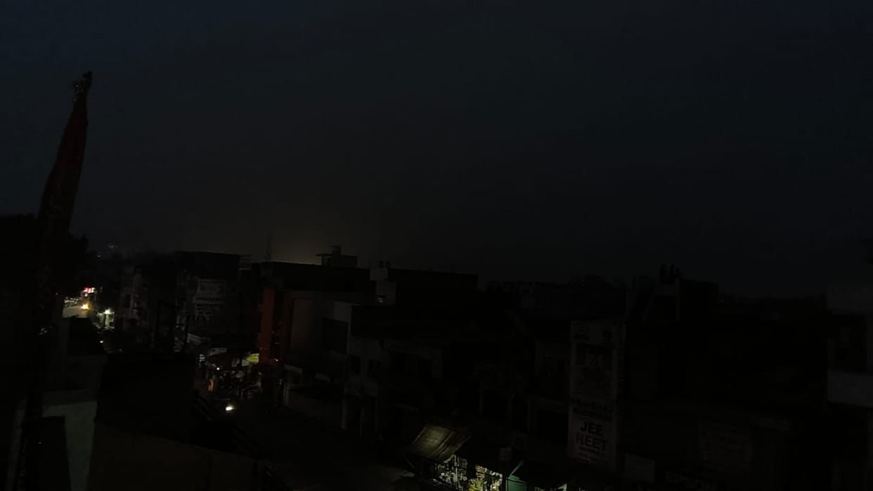 As soon as the siren sounded, there was a blackout in Fatehgarh, and a mock drill was conducted at the fire station.