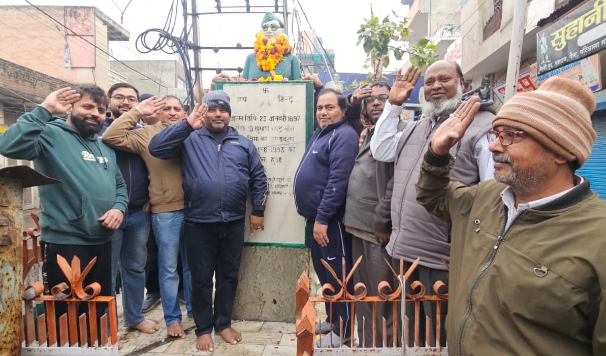 Shopkeepers at Subhash Chowk paid homage to Netaji.