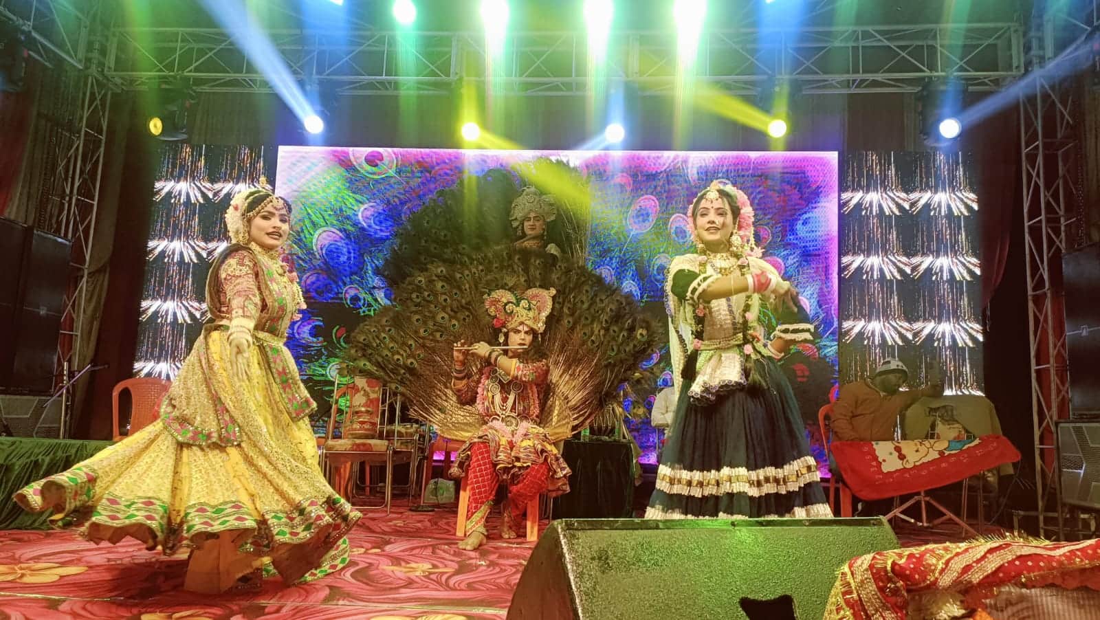 फोटो-- चौकियां धाम में तीन दिवसीय श्रृंगार महोत्सव कार्यक्रम में झांकी की प्रस्तुति देते कलाकार