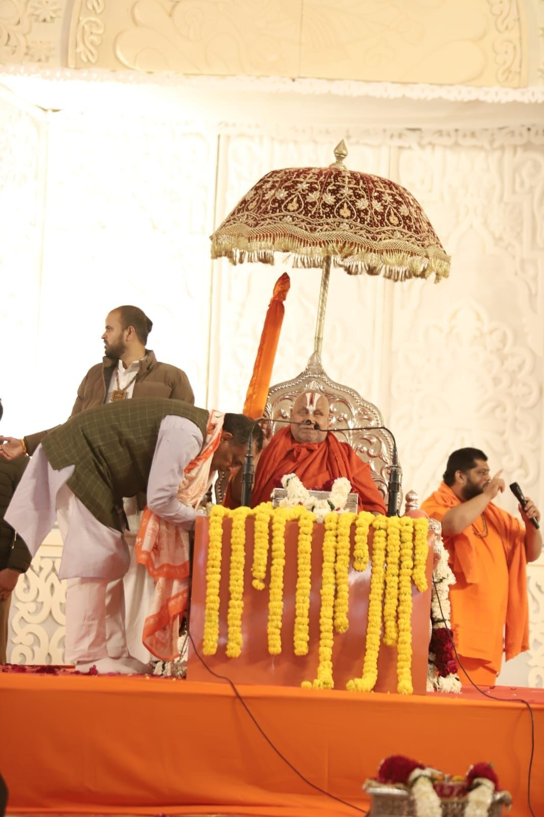 Swami Rambhadracharya gave a heartfelt description of the Shiva-Parvati wedding ceremony.