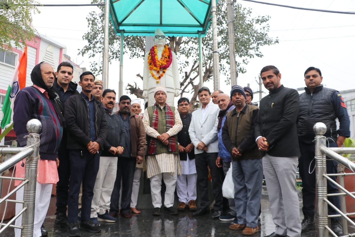 The BJP state president garlanded Netaji's statue.The BJP state president garlanded Netaji's statue.
